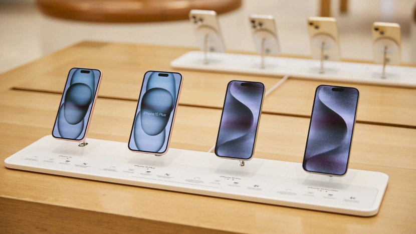 Stand ze smartfonami iPhone 15 w londyńskim Apple Store
Źródło: apple.com