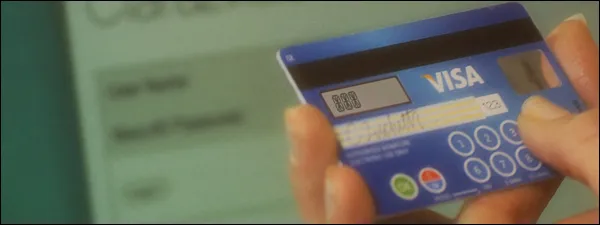 Karta płatnicza z ekranem i klawiaturą wygeneruje hasło jednorazowe