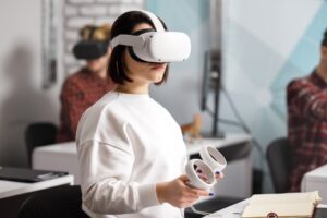 Nauczyciel wdrażający technologie w edukacji podczas zajęć z goglami VR, korzystający z profesjonalnych szkoleń i cyfrowych materiałów edukacyjnych.