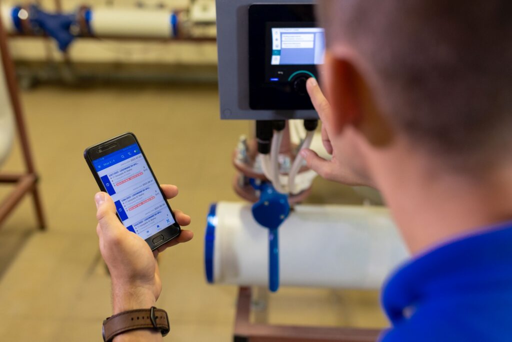 Technik serwisowy korzysta z aplikacji mobilnej systemu FSM podczas pracy w terenie