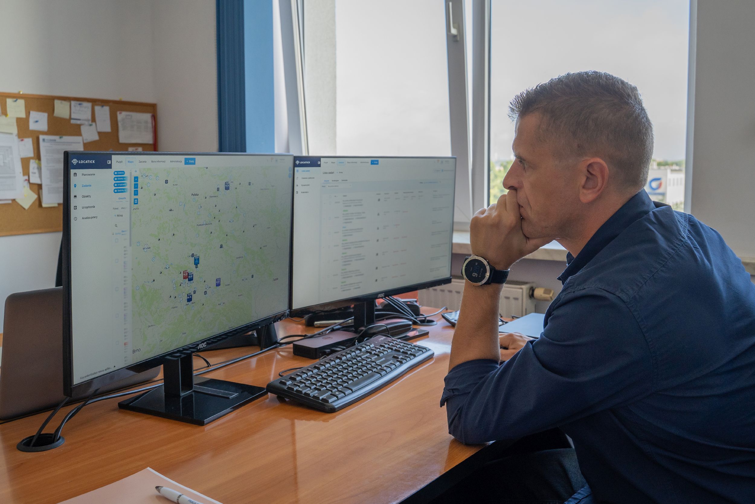 Dyspozytor zarządza harmonogramem zleceń w systemie FSM na komputerze